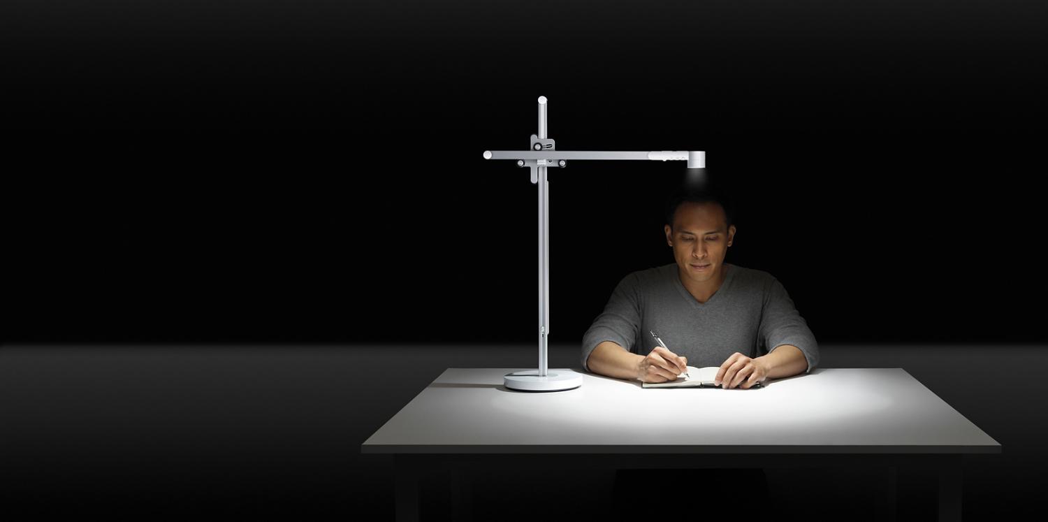 Mehrere Dyson Lightcycle™ Morph Leuchten, die unterschiedlich verwendet werden